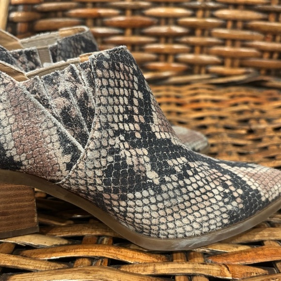 Lucky Brand Tabea Snakeskin Slip On Ankle Booties Size 7.5 - Picture 9 of 11